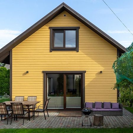 Cosy Family Guesthouse With Sauna And Garden Kuressaare Exteriör bild