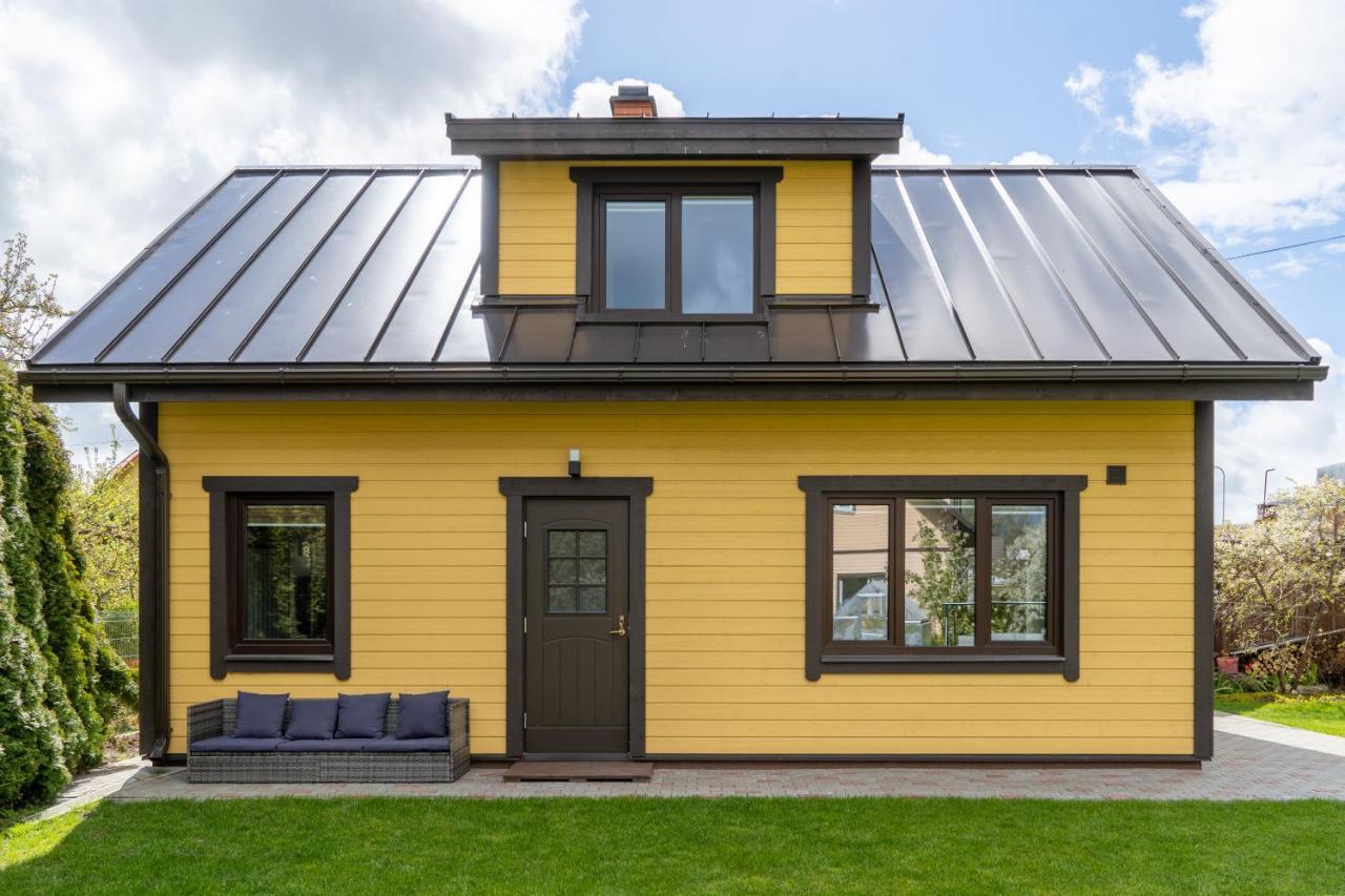 Cosy Family Guesthouse With Sauna And Garden Kuressaare Exteriör bild
