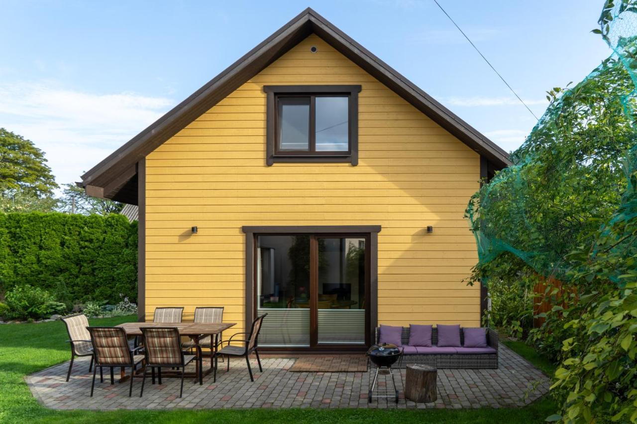 Cosy Family Guesthouse With Sauna And Garden Kuressaare Exteriör bild