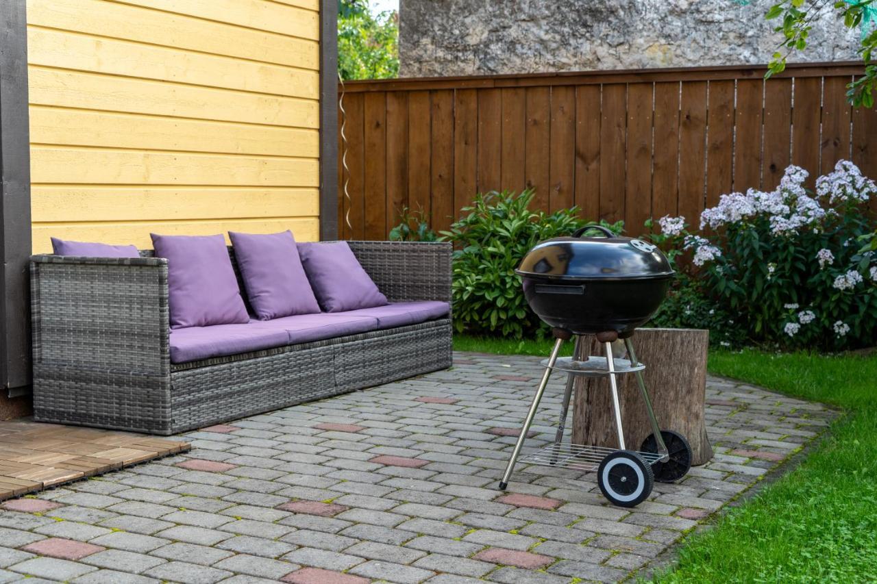 Cosy Family Guesthouse With Sauna And Garden Kuressaare Exteriör bild